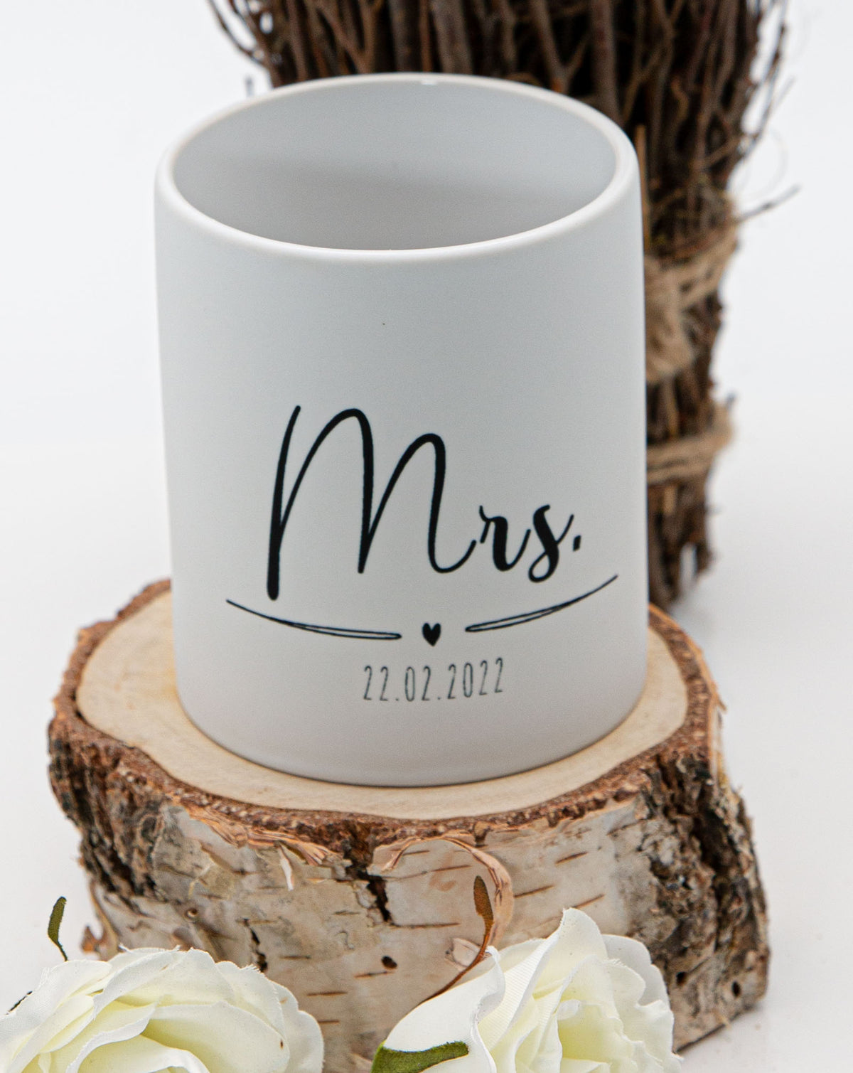 Matte Mrs und Mr Hochzeitstassen mit Wunschdatum – myweddingstore
